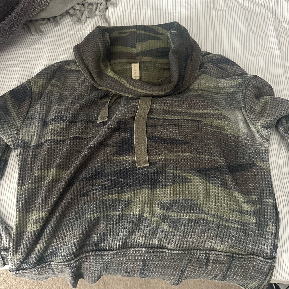 Altard state light worn camo pull over